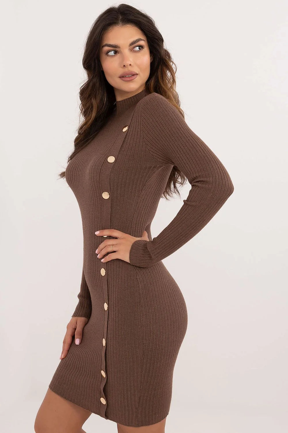 Robe de jour féminine en maille côtelée couleur brun chaud style moderne manches longues boutons métalliques ajustement parfait