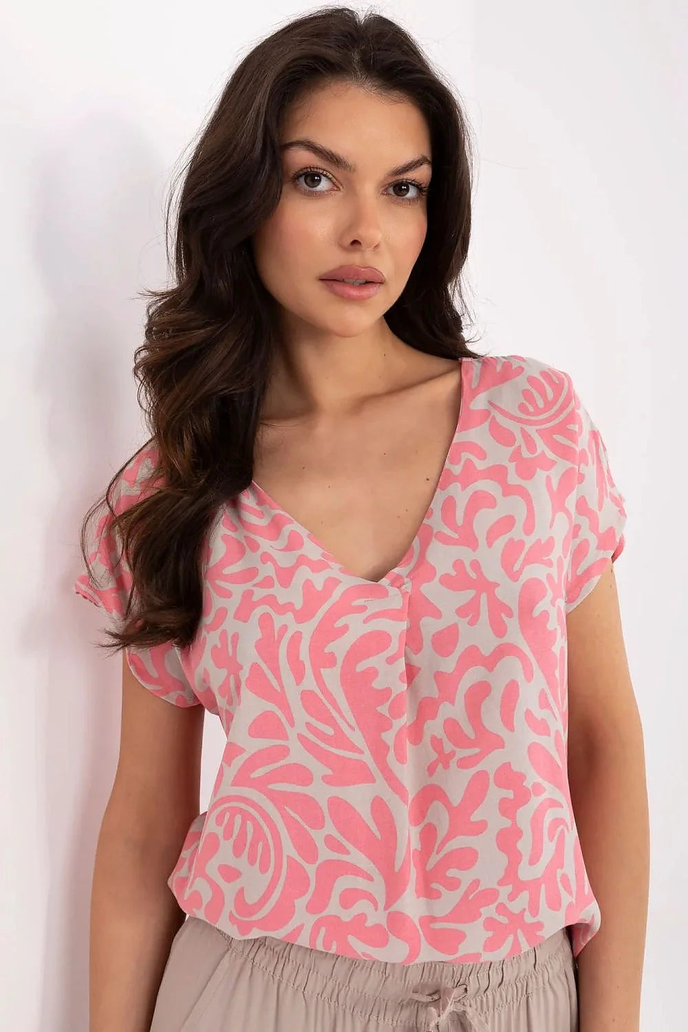 Chemisier Sublevel en viscose motif feuillu rose pâle pour femme, encolure en V, manches courtes, coupe ample, style décontracté et épuré