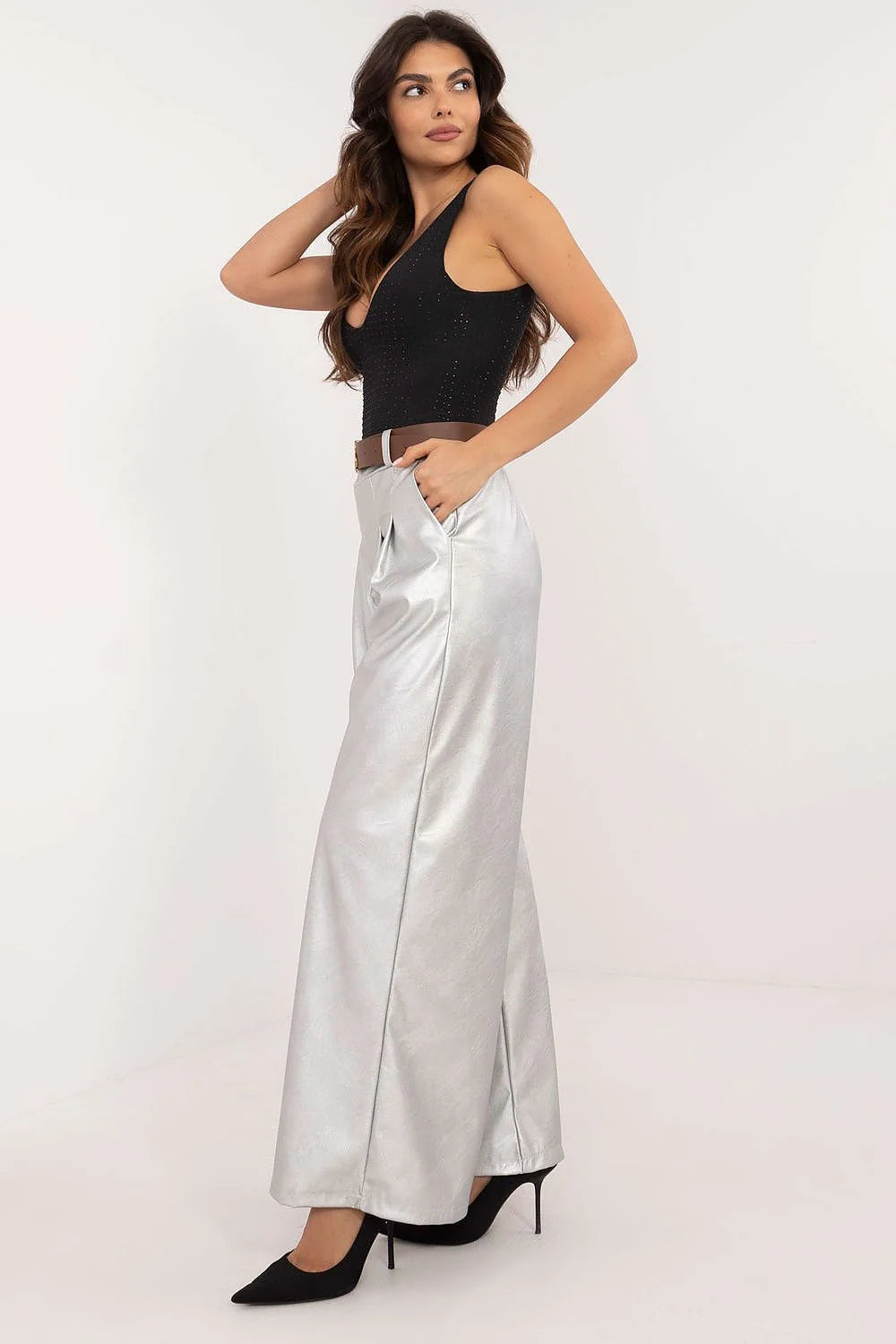 Outfit féminin élégant 2 pièces body noir pantalon métallique argenté taille haute ceinture monogramme escarpins noirs femme mode moderne