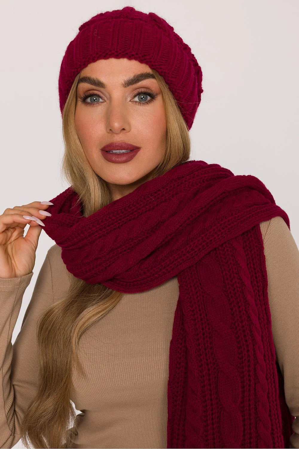 bonnet femme bordeaux profond maille grosse torsadée béret slouchy bord large côtelé laineux doux volumineux ample confortable chaud élégant