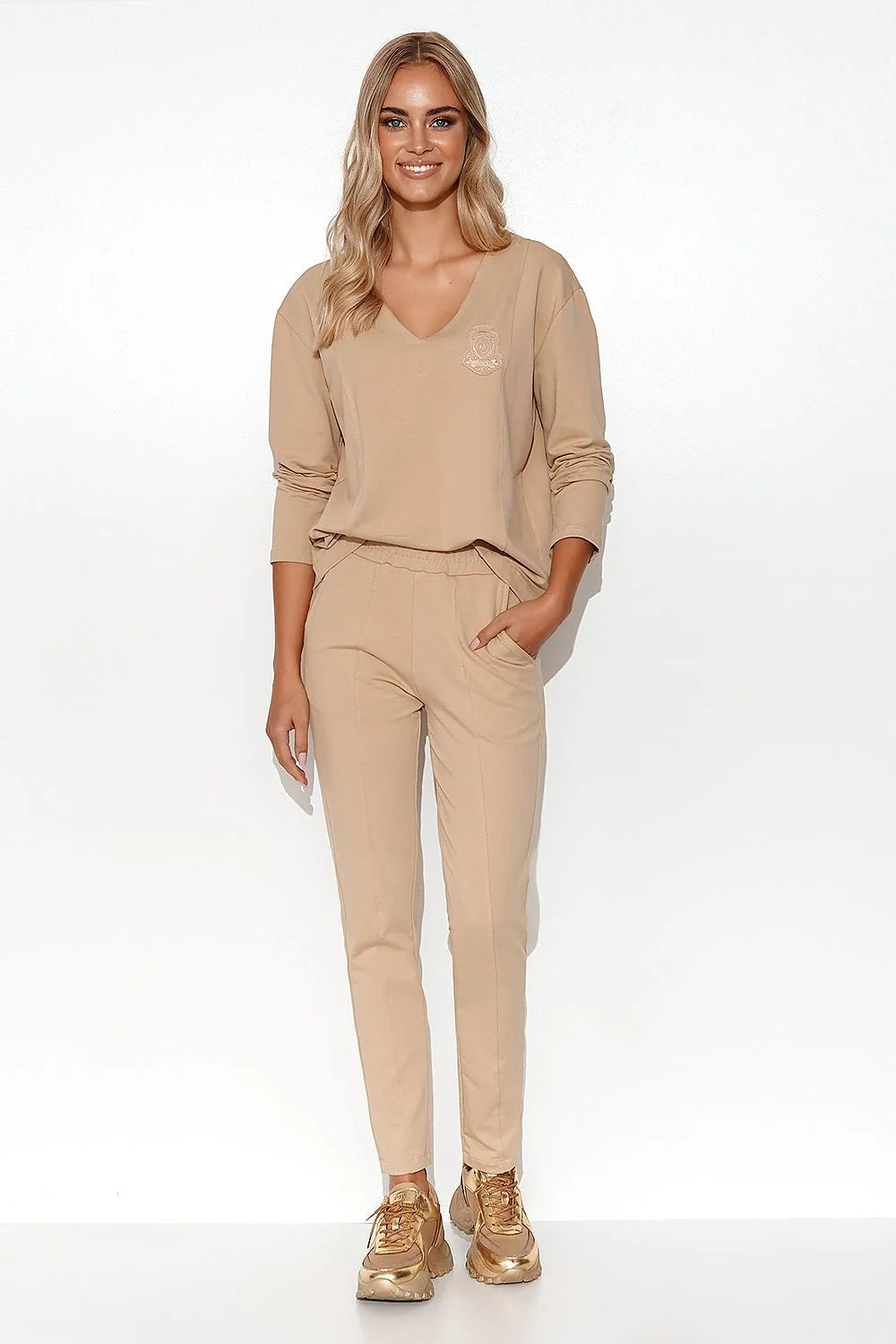 Ensemble Makadamia pour femme, chemisier V-neck longues manches, pantalon droit, logo M, couleurs neutres, style business chic, matière haute qualité, polyvalent
