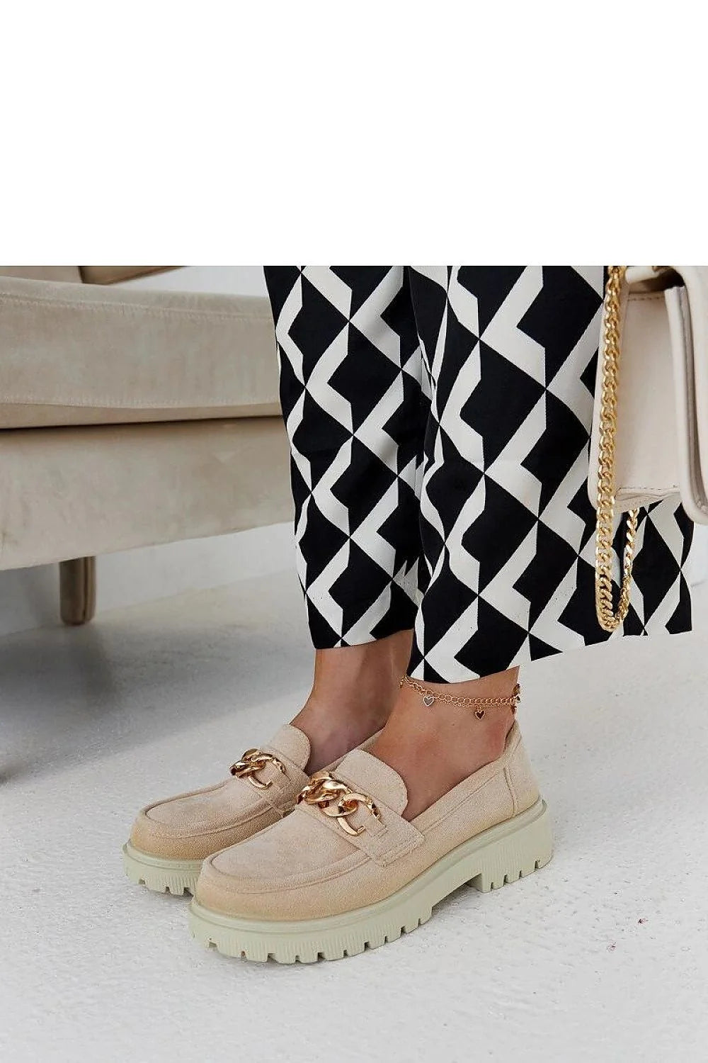 Mocassins en daim beige Elenor chaîne dorée élégance confort été femmes style moderne occasions chic