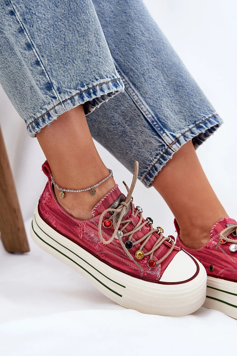 Baskets mode pour femme style rétro denim rose vif détails métalliques pierres colorées semelle épaisse confortable