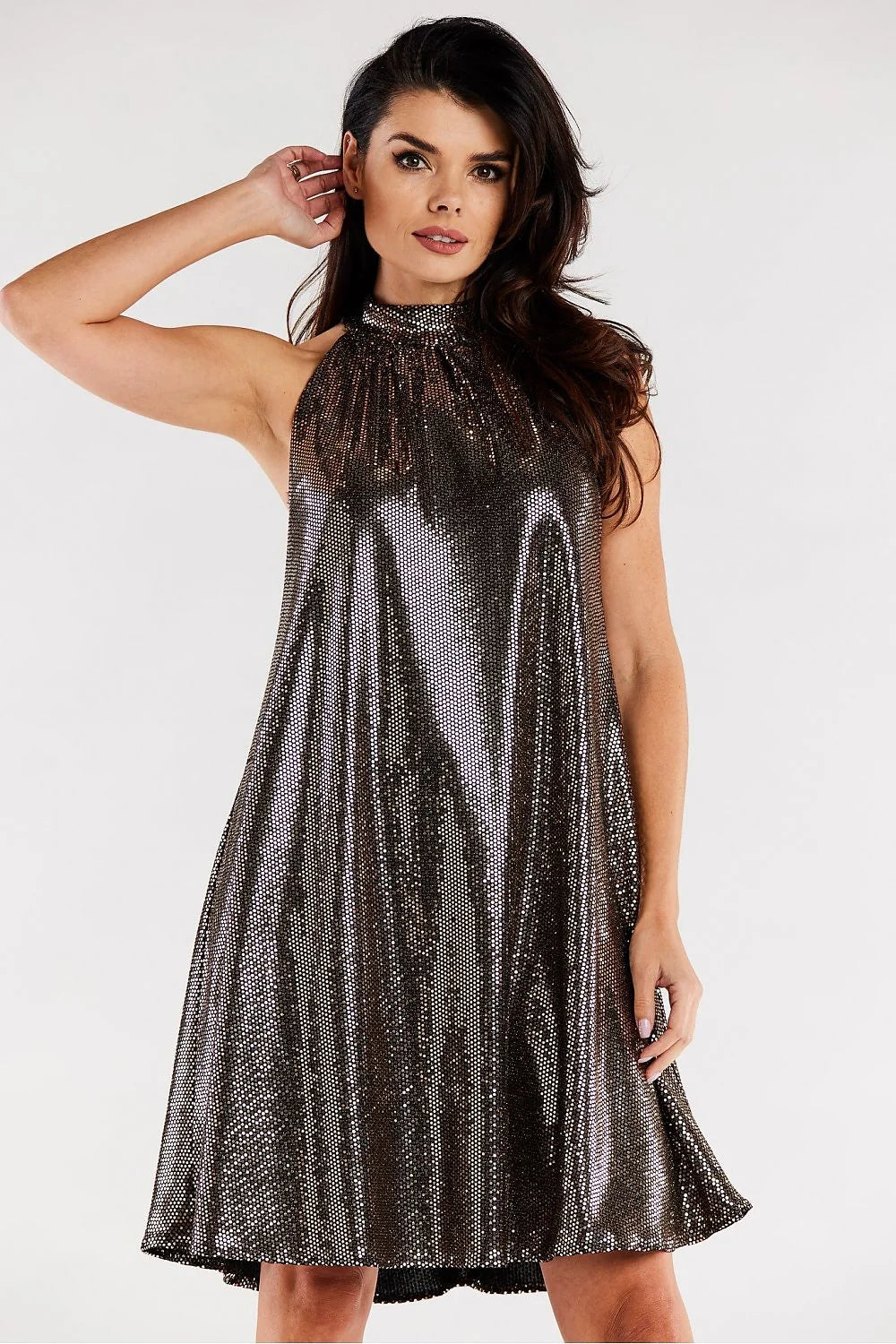 Robe de soirée élégante sans manches couleur verte foncée en tissu scintillant col montant silhouette trapèze femme