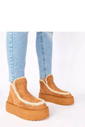 bottines femme hiver suédine camel cuir écologique broderie délicate plateforme flatform 5cm bout arrondi semelle crantée antidérapante tige 10cm fourrées