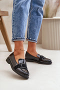 mocassins femme verni noir classique loafers bout arrondi bande velours ornement perles noires boucle brillante semelle caoutchouc talon bas rembourree
