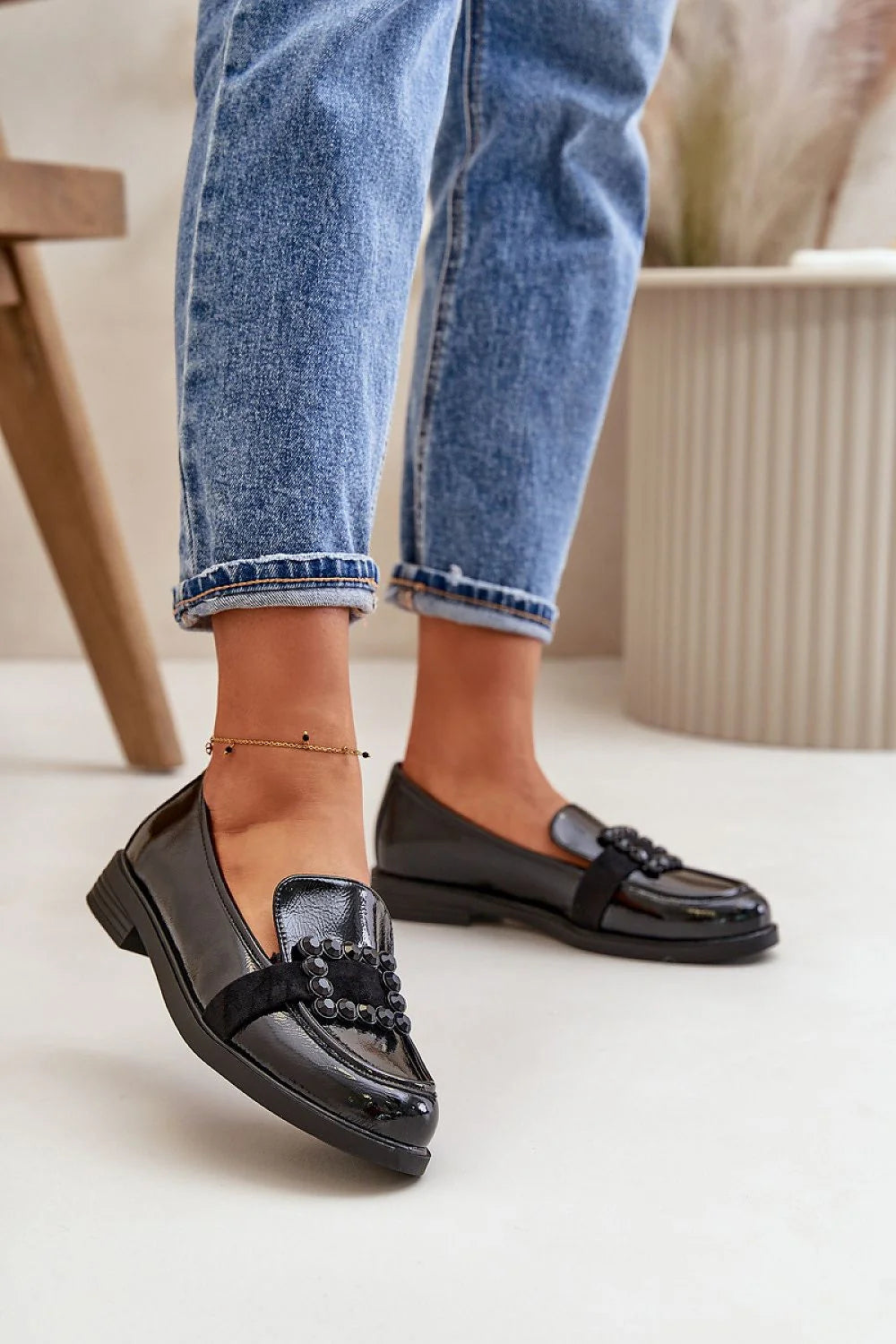 mocassins femme verni noir classique loafers bout arrondi bande velours ornement perles noires boucle brillante semelle caoutchouc talon bas rembourree