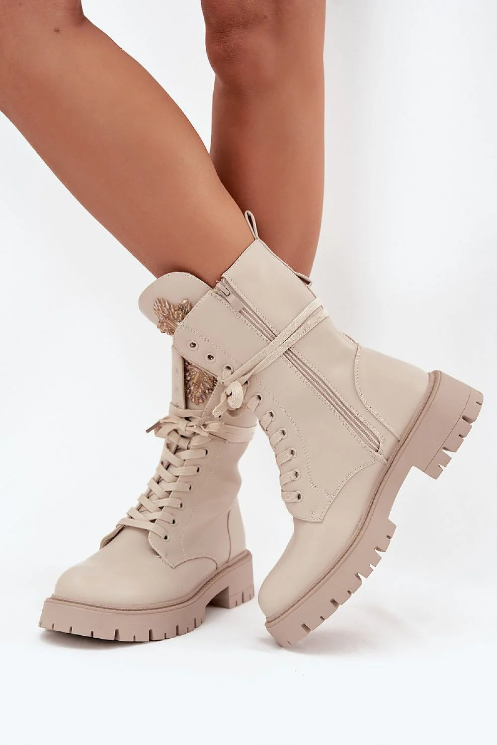 bottines rangers beige similicuir écologique doublure fourrure synthétique chaudes confortables zip latéral lacets semelle crantée talon bloc brodé doré