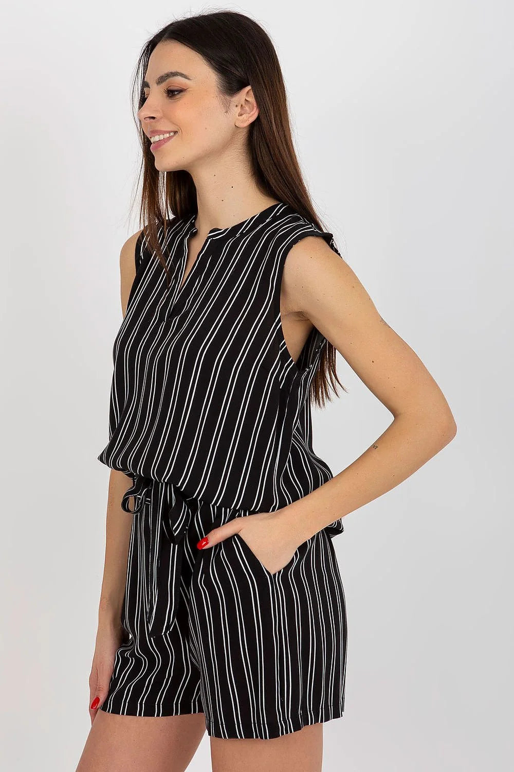 chemisier femme élégant moderne sansmanches encolureV viscose fluide ceinture assortie nouée rayures verticales blanches noir coupeample structurée finitionssoignées estivale chic