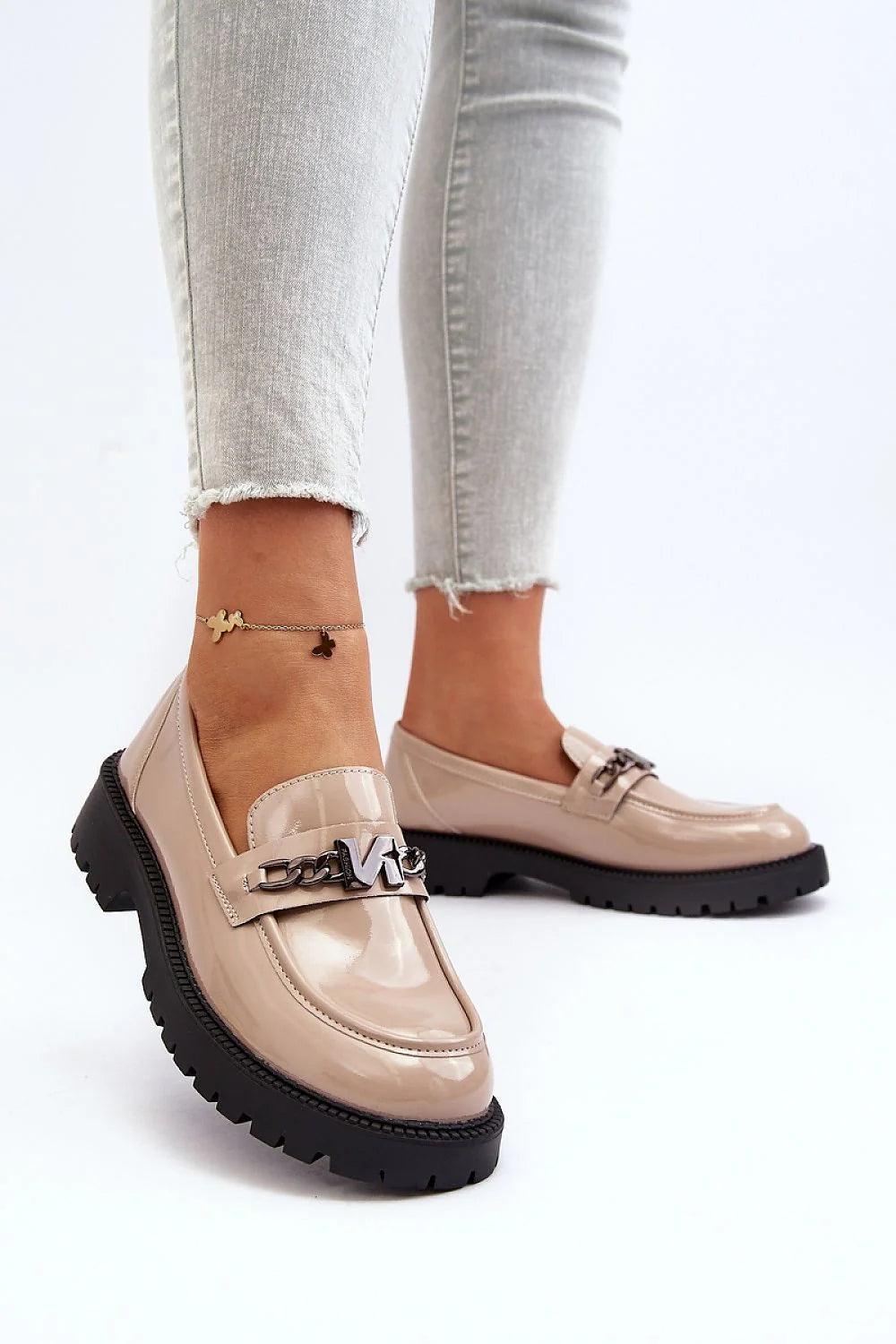 Moccasins élégantes modernes en cuir verni beige clair avec chaîne métallique pour femmes, confortable et durable