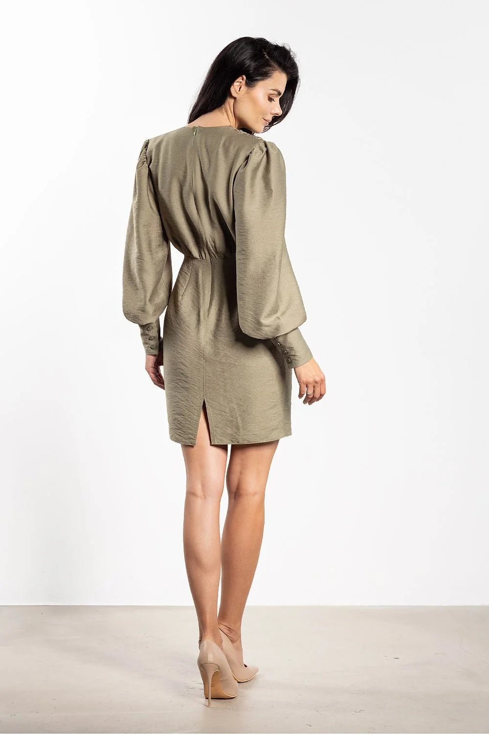 robe mini cocktail kaki olive élégante col décolleté plongeant buste froncé taille haute cintrée plis manches bouffantes poignets boutons satinée