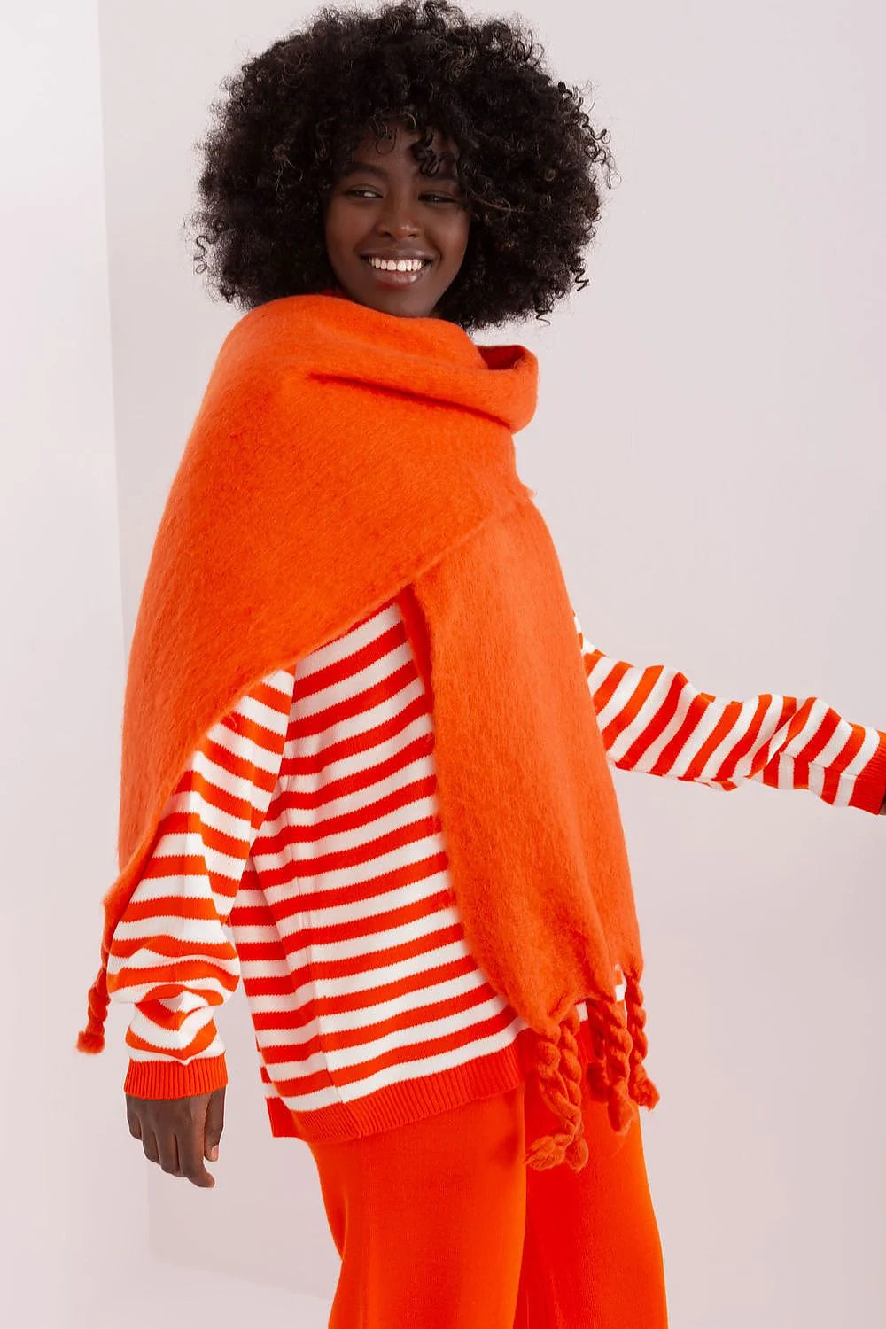 ensemble mode femme pull rayures écharpe laine pantalon orange vif oversize maille duveteuse franges tressées manches longues ample