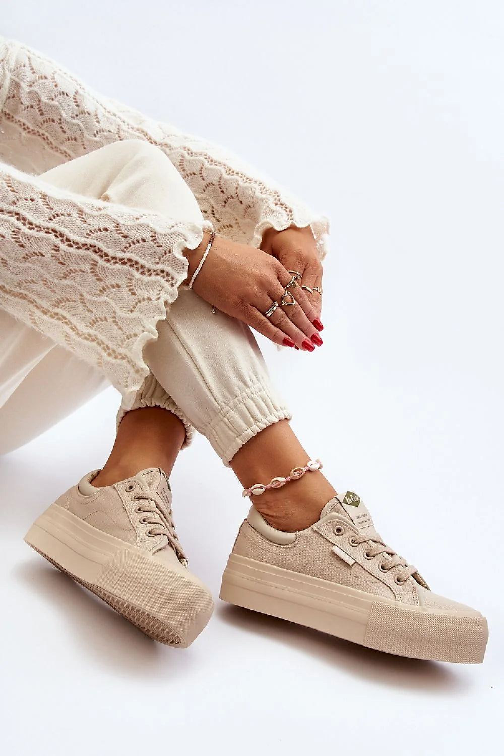 baskets plateforme massives femmes beige toile compensées semelles épaisses caoutchouc assorties lacets oeillets métalliques rembourrées minimalistes urbaines confortables polyvalentes durables