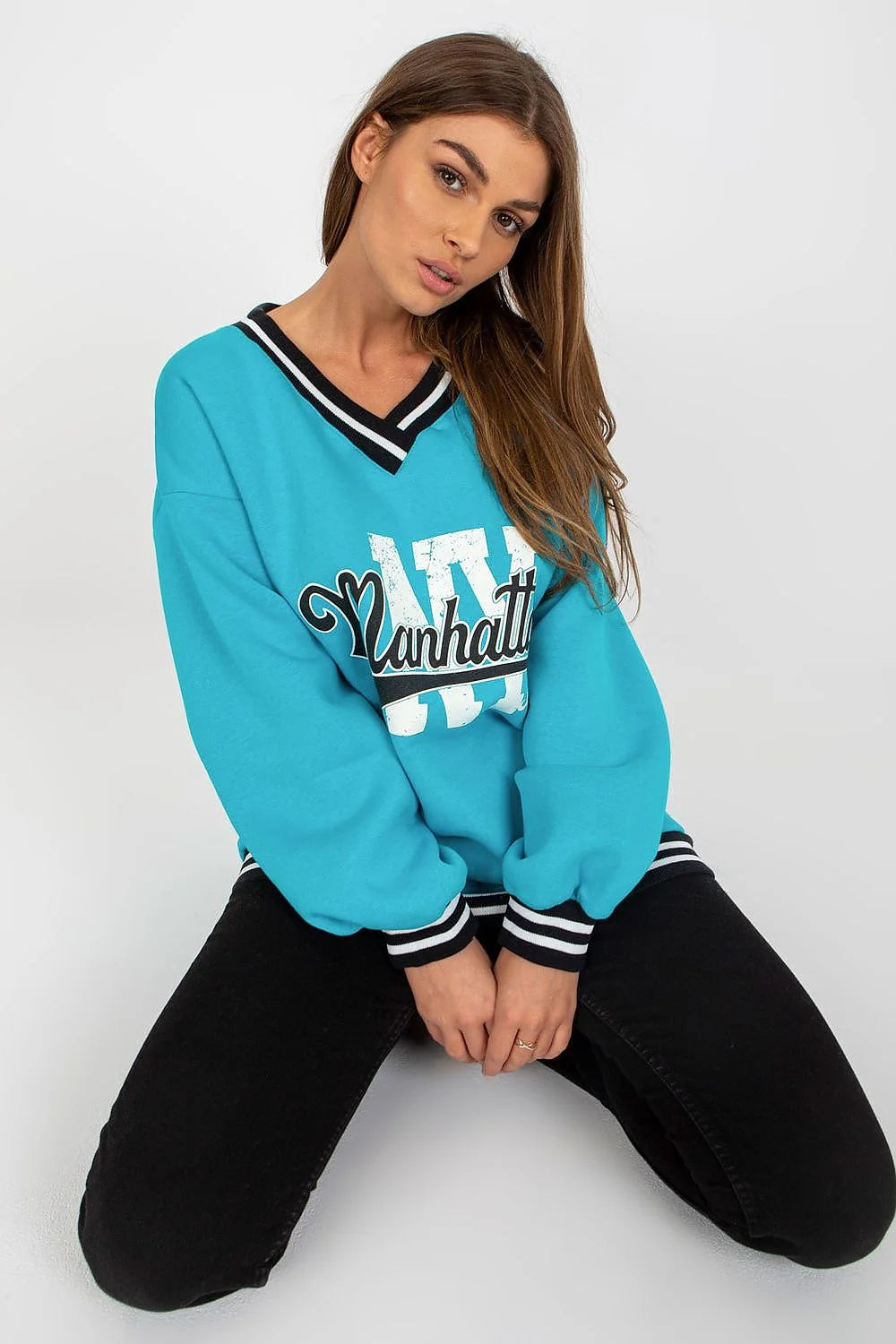 sweatshirt femme oversize molletonné turquoise col V manches longues bords côtes rayés noirs blancs imprimé varsity Manhattan vieilli style streetwear