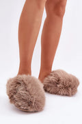 Pantoufles pour femmes en fausse fourrure beige taupe, douces et élégantes pour les nuits d'hiver, confort maximal, style décontracté, design moderne sans coutures, idéales pour les soirées cosy