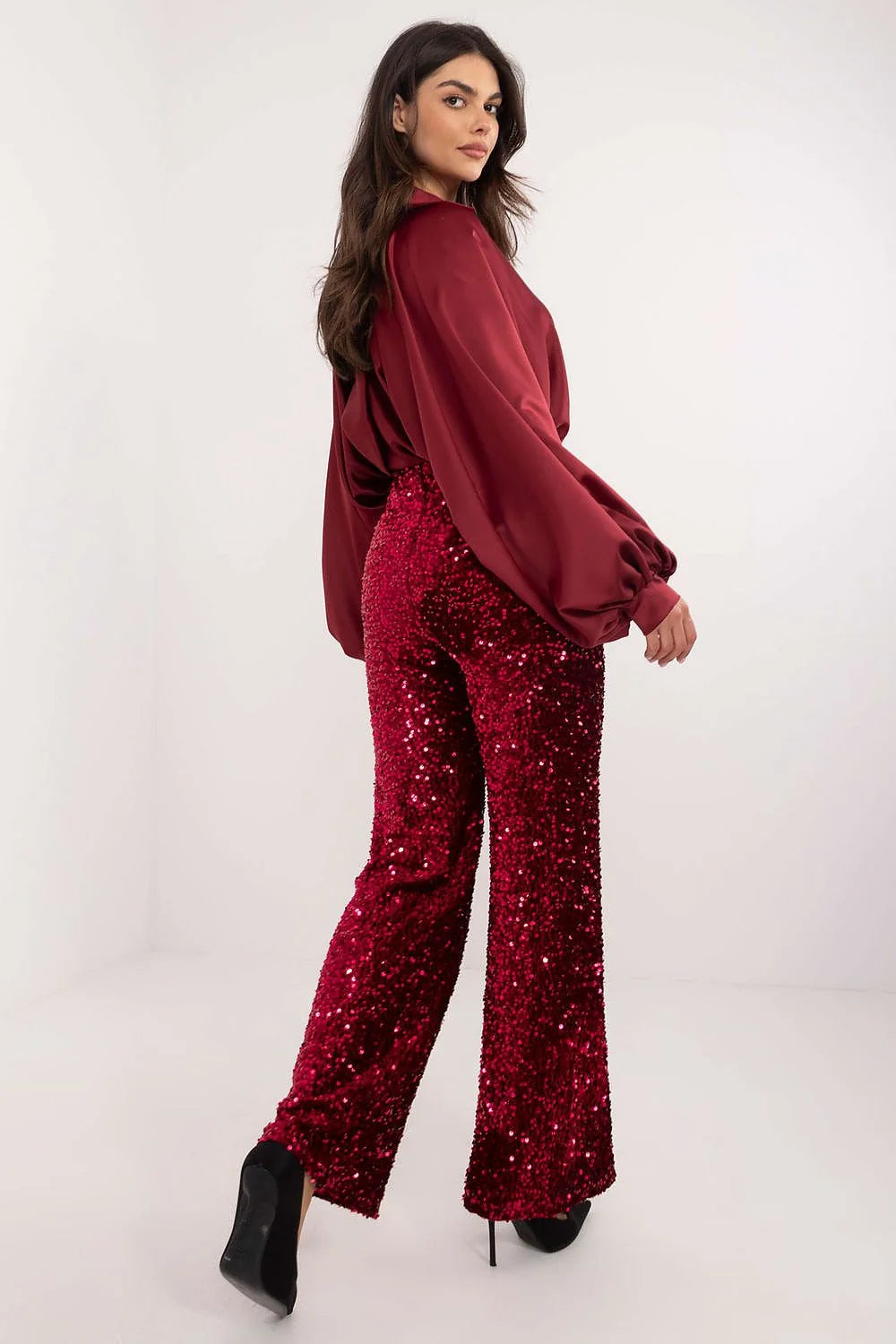 Ensemble féminin élégant chemisier pantalon sequins rouge satin bordeaux manches longues bouffantes taille haute coupe évasée occasion spéciale soirée