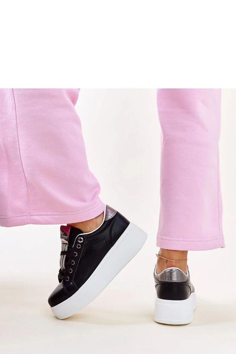 sneakers femme noires similicuir brillantes plateforme semelle compensée blanche lacets classiques œillets métalliques détails argentés bande strassée urbain chic confortables