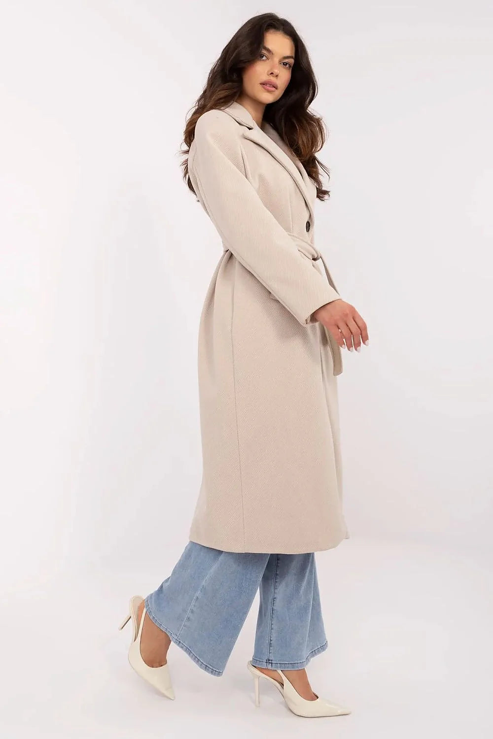 manteau long ajusté col revers large ceinture assortie beige laine chaud confortable élégant intemporel boutons noirs poches discrètes urbain chic