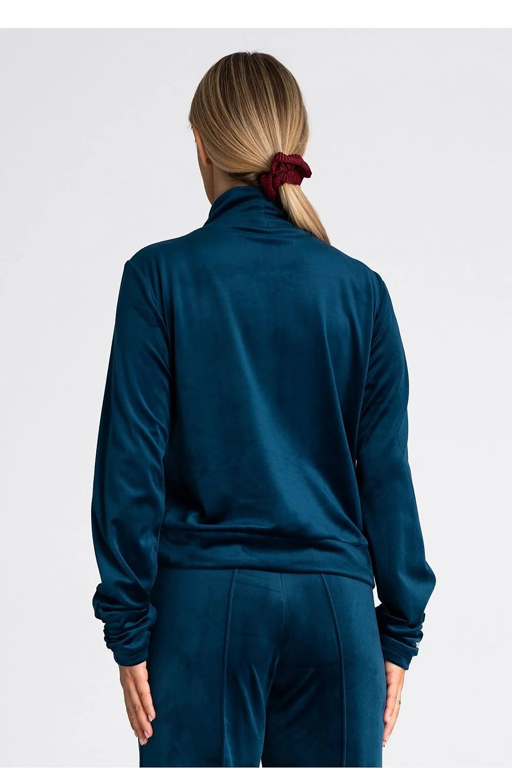 ensemble féminin velours bleu profond col montant manches longues coupe droite pantalon taille ajustée confortable doux satiné élégant