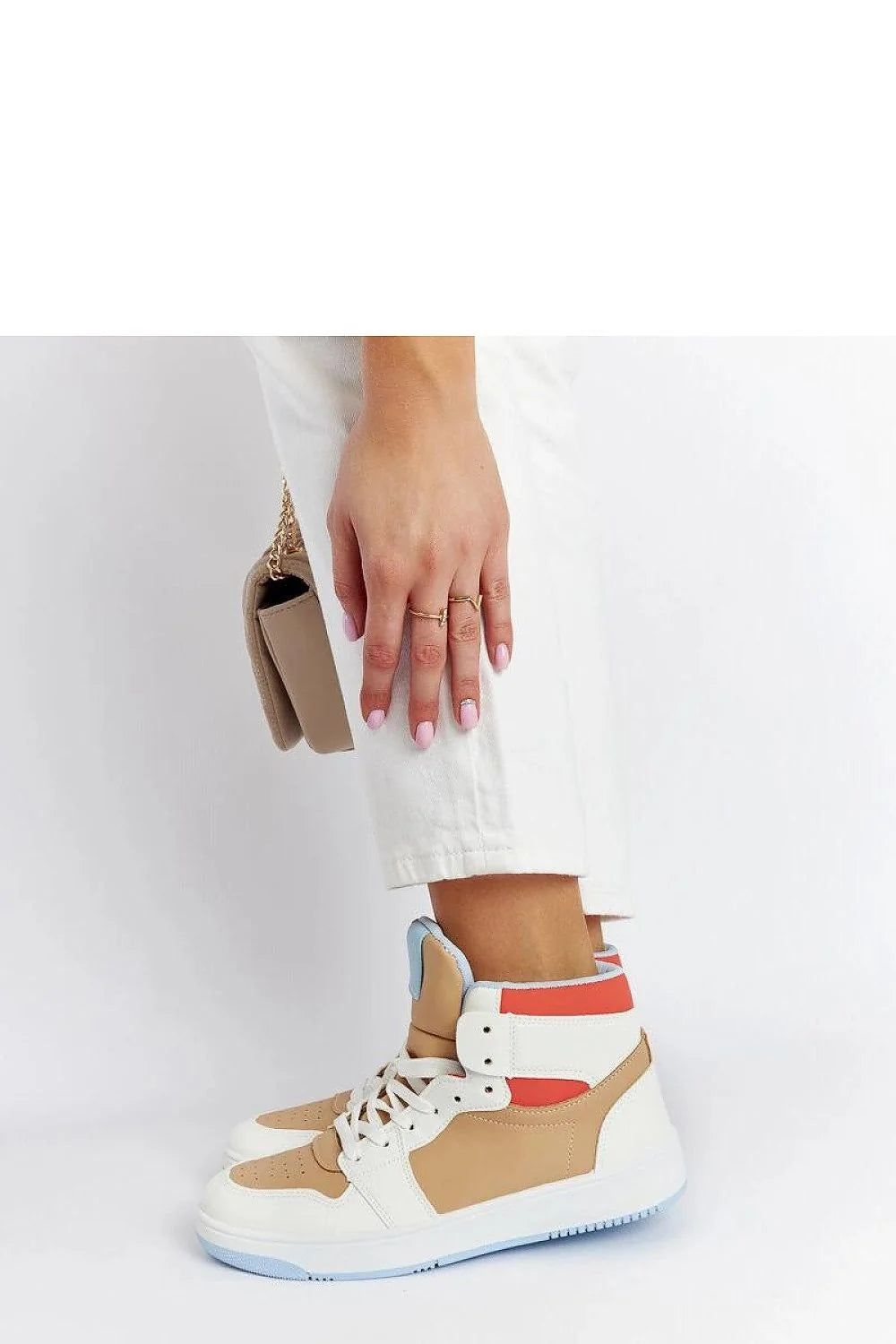 Baskets montantes femmes design moderne coloré cuir synthétique blanc beige rouge bleu pâle sportif occasion quotidienne
