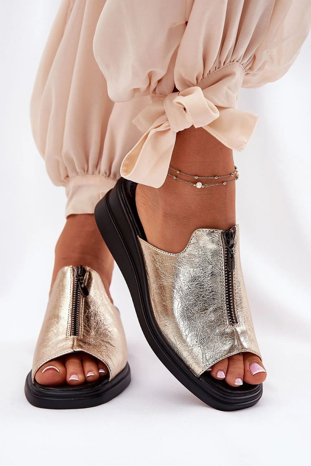Sandales dorées métalliques pour femmes, style moderne, semelle noire, fermeture éclair, confortable, talon compensé