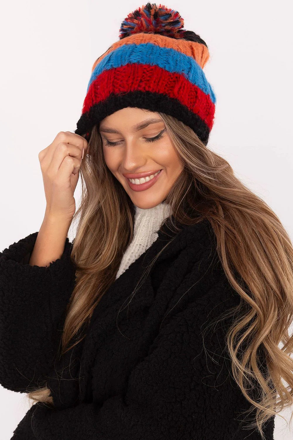 Bonnet d'hiver pour femmes en tricot coloré avec pompon multicolore, design moderne et coupe ajustée, accessoire tendance et chaud