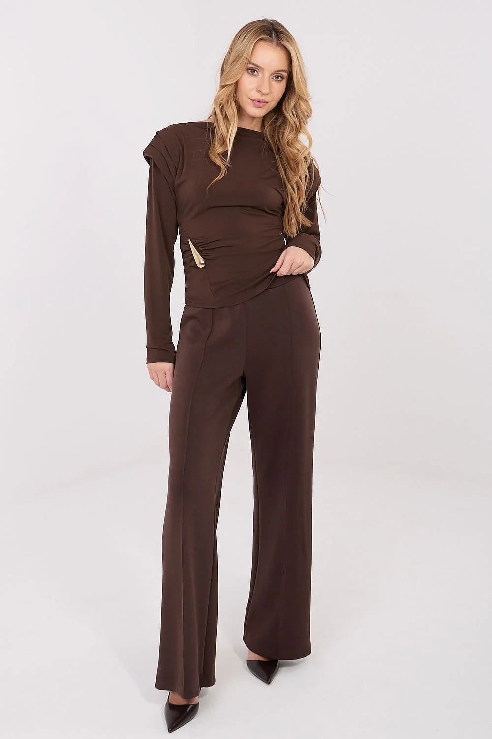 chemisier chocolat jersey manches longues col bateau asymétrique épaules structurées coupe ajustée drapé latéral plis ornement doré goutte taille élégant