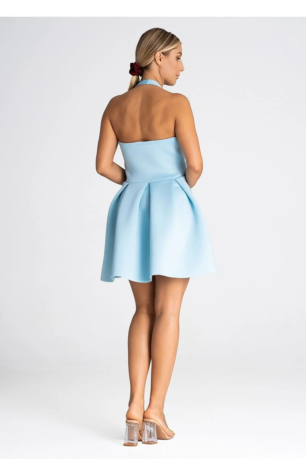 robe cocktail courte élégante dos nu sans manches bleu pastel coupe ajustée taille cintrée jupe patineuse boutons dorés