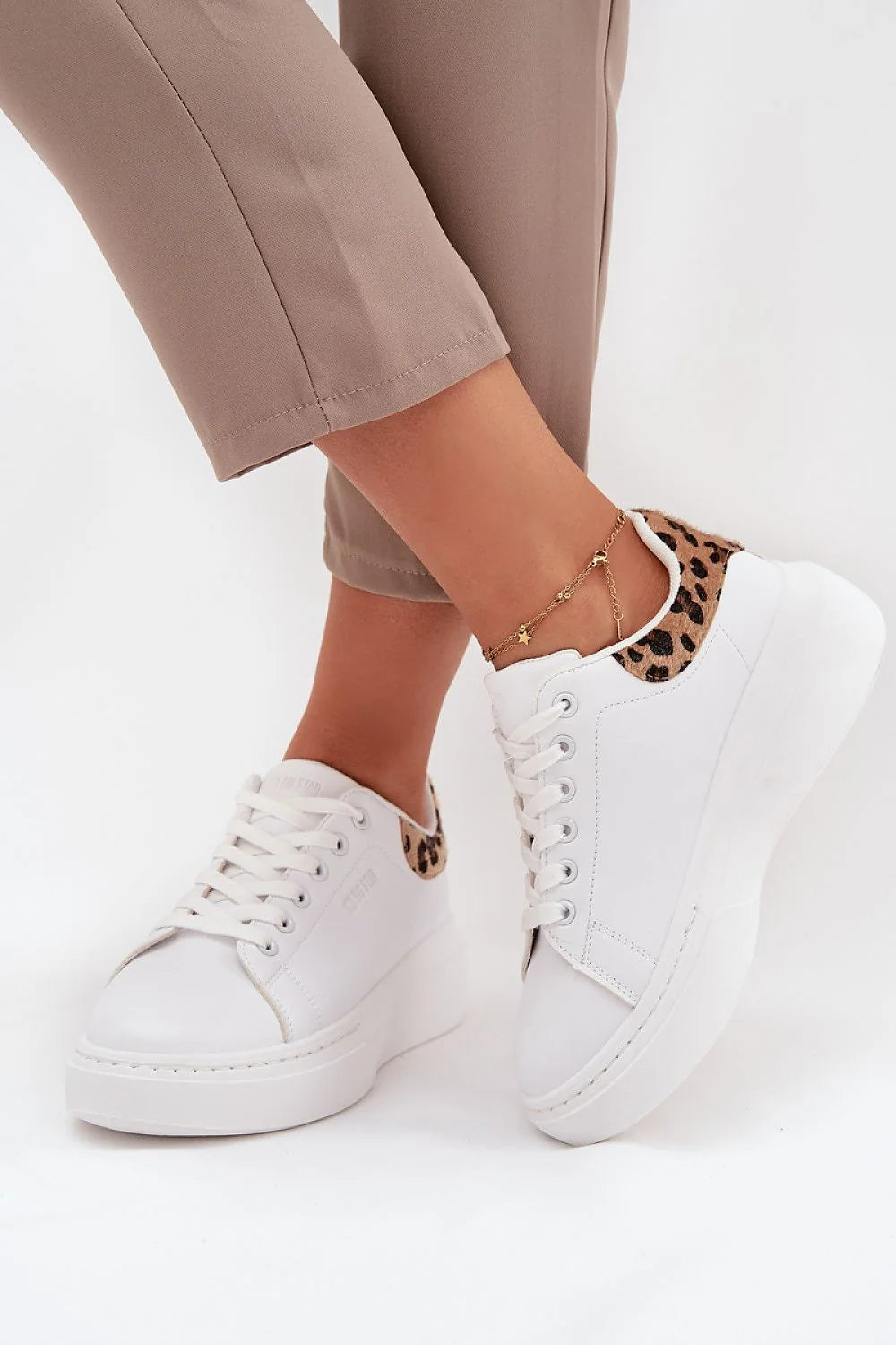 sneakers femme blanc similicuir plateforme semelle épaisse mousse intérieure matelassé talon contrefort imprimé léopard lacets œillets métalliques confortable