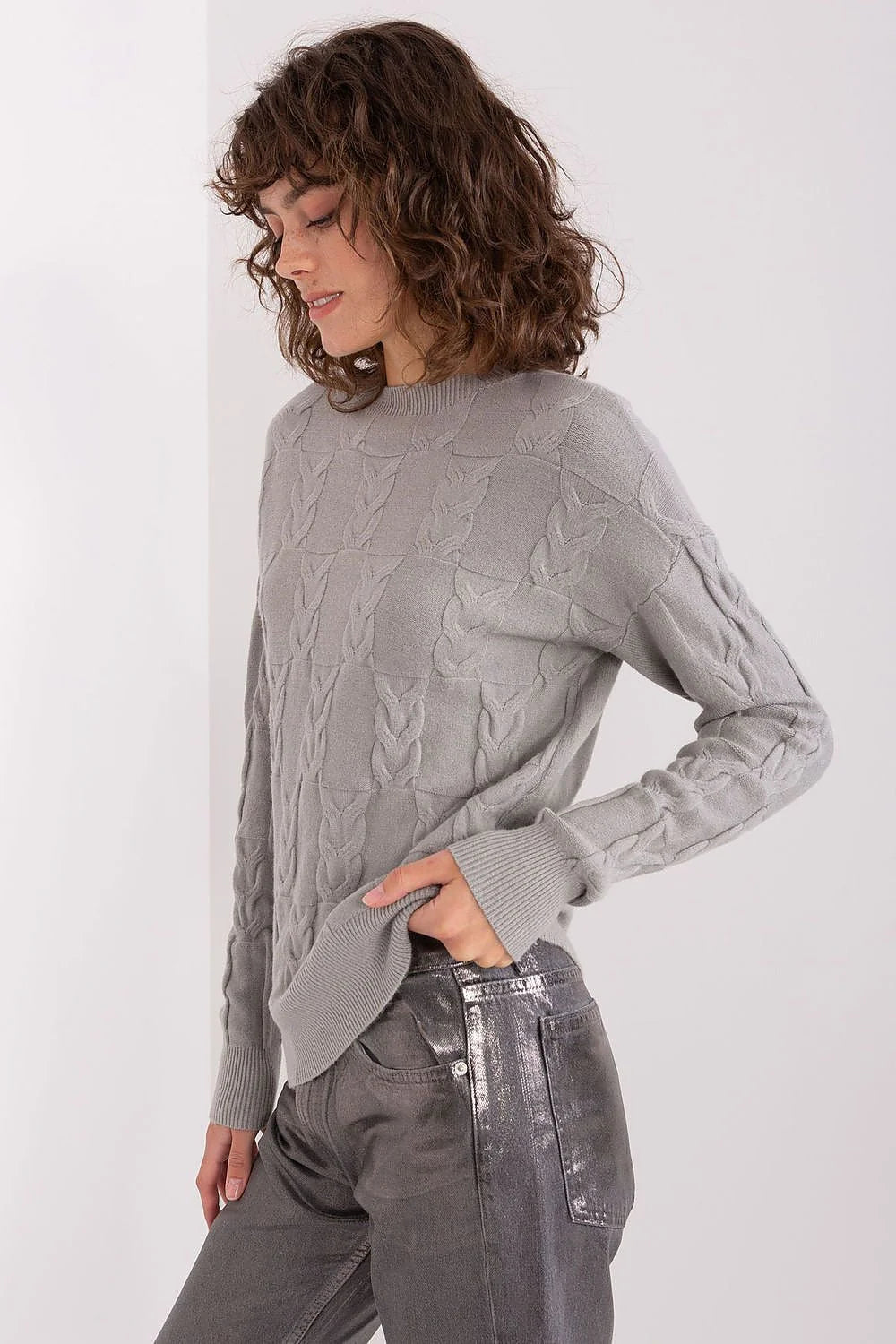 pull torsadé maille douce gris clair col rond manches longues coupe ample côtelé poignets ourlet torsades verticales confortable polyvalent chic
