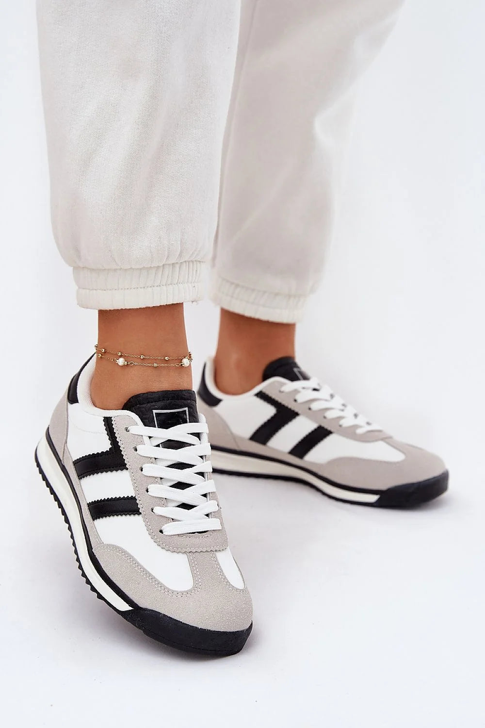 Chaussures de sport pour femmes design rétro style minimaliste cuir écologique tissu blanc noir gris confortable