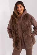 Veste sans manches en fausse fourrure brun châtain luxe femmes coupe droite porté avec sweat capuche leggings