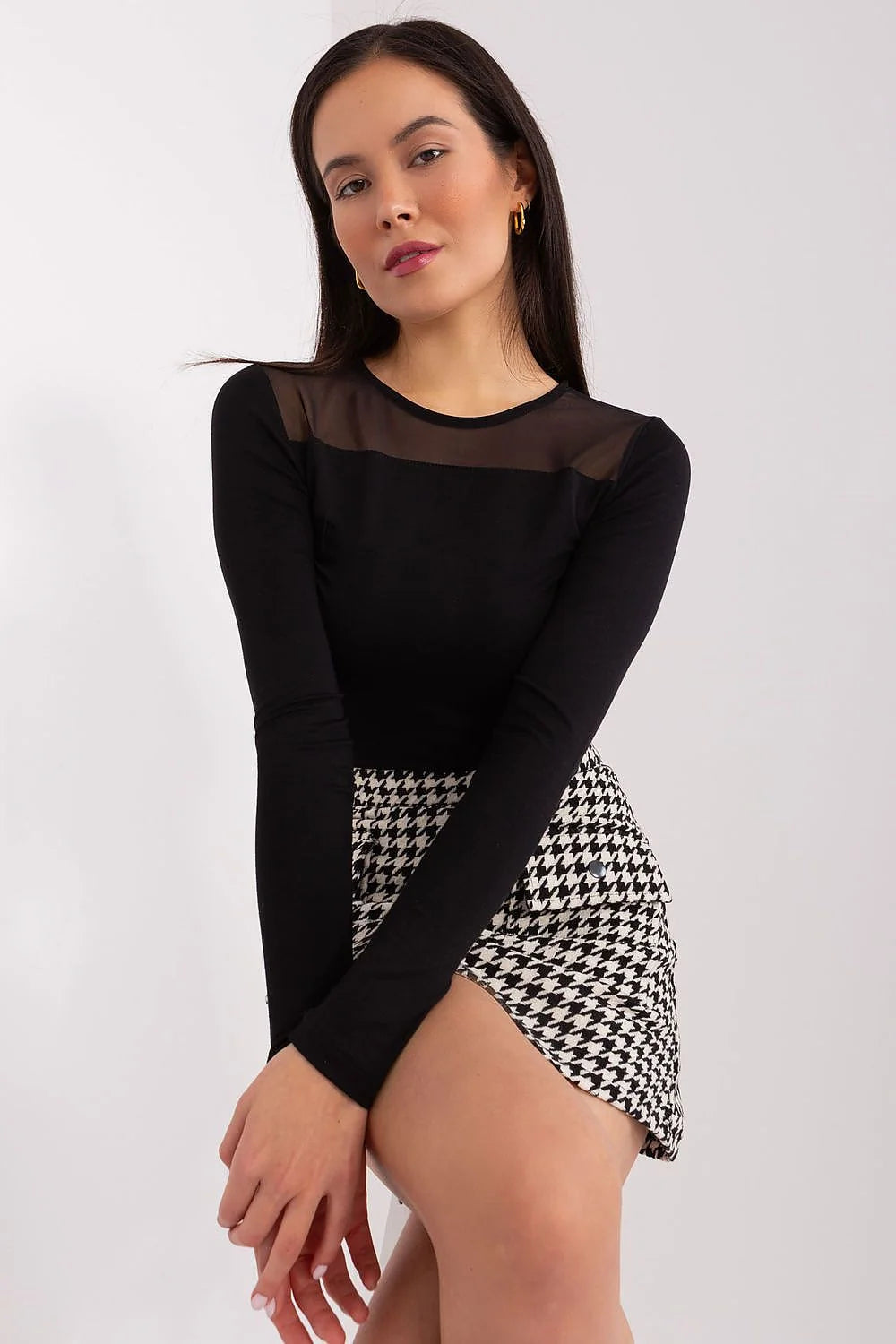 chemisier viscose élégant féminin manches longues encolure ronde transparente buste noir coupe ajustée maille délicate finition soignée