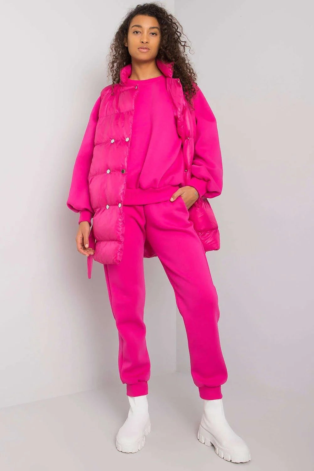 Ensemble féminin moderne et stylé avec gilet matelassé, sweat-shirt et pantalon de jogging beige