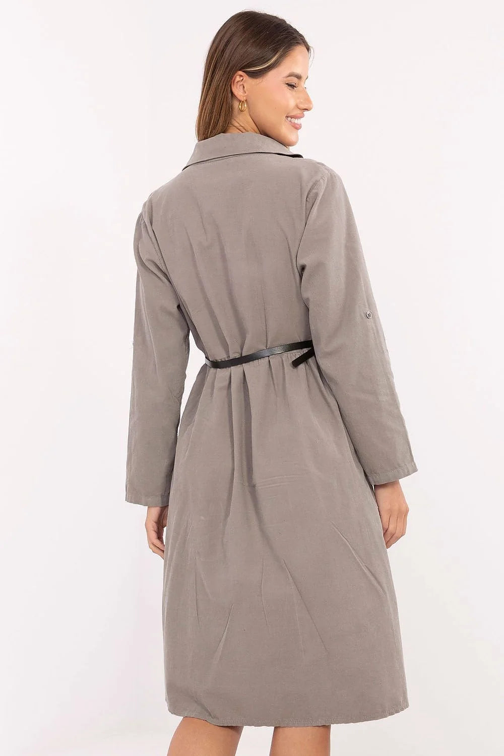 robe chemise midi coton velouté gris taupe manches longues coupe évasée taille marquée ceinture noire boucle dorée décontracté