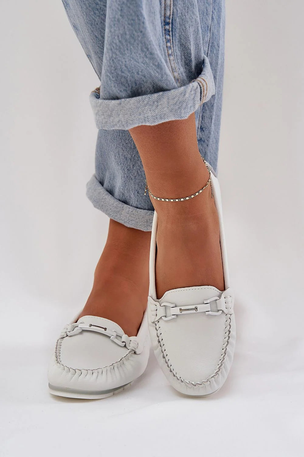 Mocassins pour femme élégants et intemporels en cuir naturel blanc confortables semelle caoutchouc buckle argenté