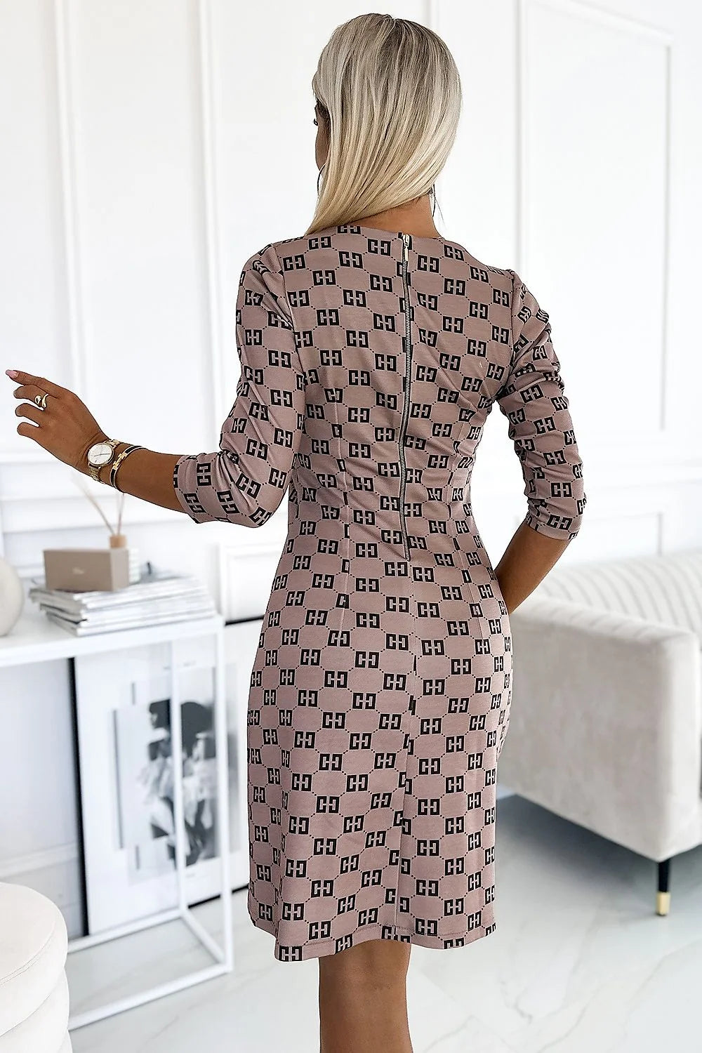 robe jour classique Mary beige jacquard motif monogramme noir manches trois quarts col rond coupe ajustée trapèze extensible