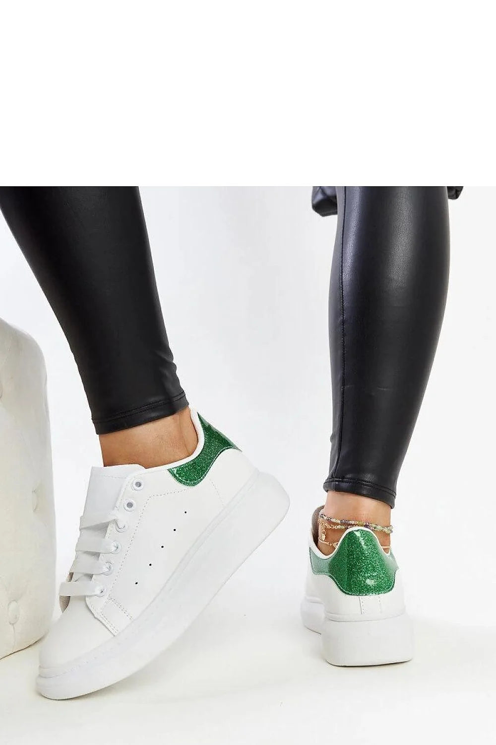Baskets femme design moderne épuré cuir blanc semelle épaisse talon vert scintillant confortable été