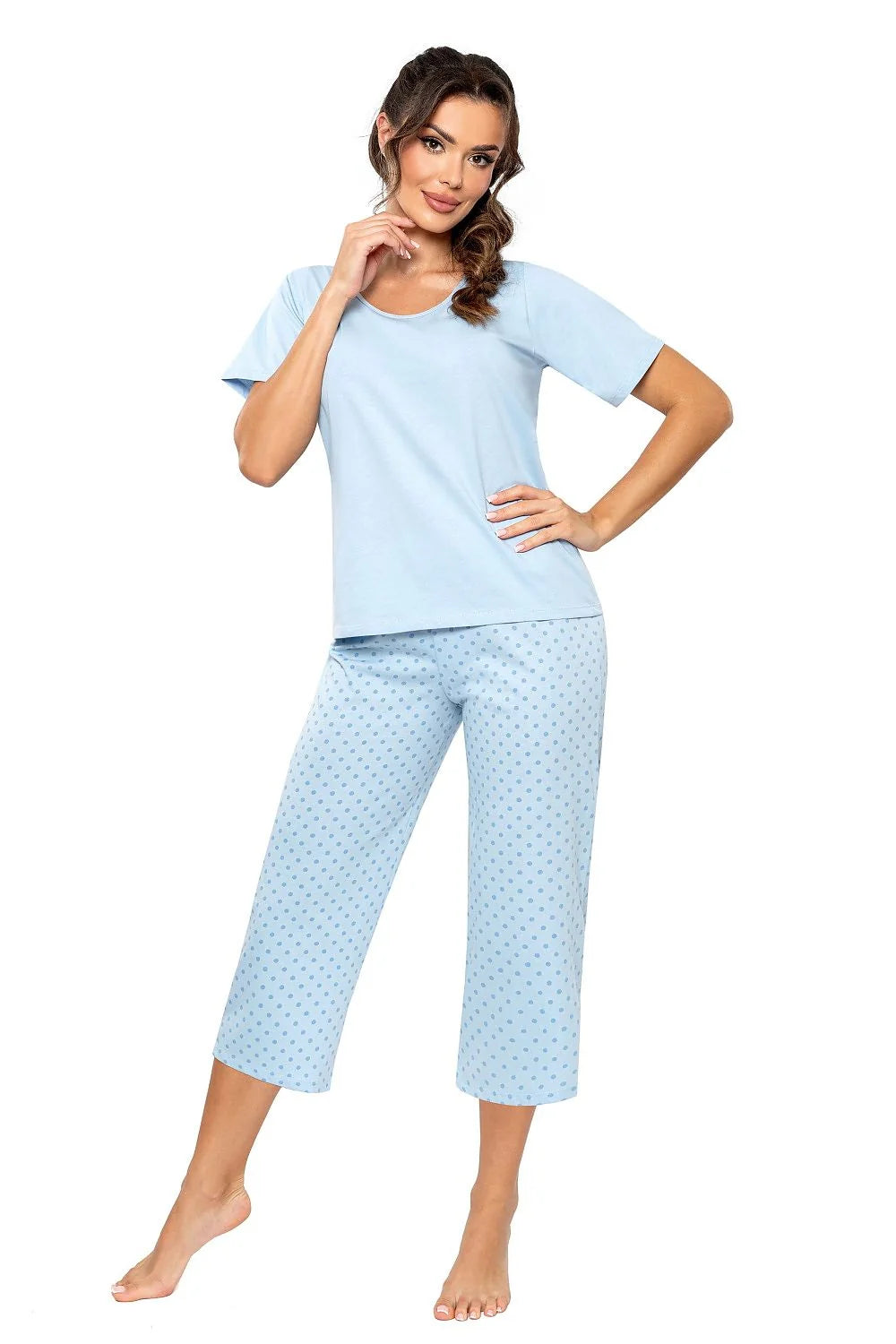 Pyjama femme confortable en coton bleu clair manches courtes encolure ronde pantalon capri motifs pois bleus