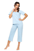 Pyjama femme confortable en coton bleu clair manches courtes encolure ronde pantalon capri motifs pois bleus