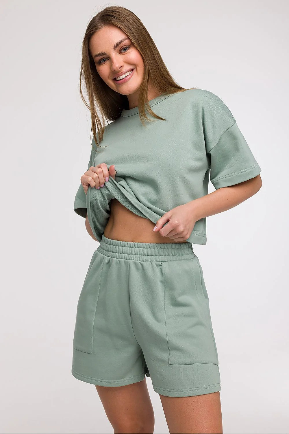 Shorts Be Wear en vert sauge, style décontracté, coupe ample, taille haute élastiquée, poches pratiques, femme