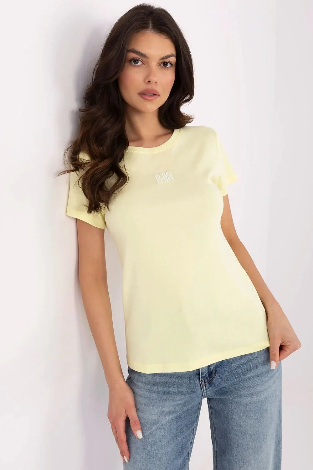 T-shirt femme chemisier relevance manches courtes col rond coton élasthanne couleur jaune pâle logo discret style décontracté
