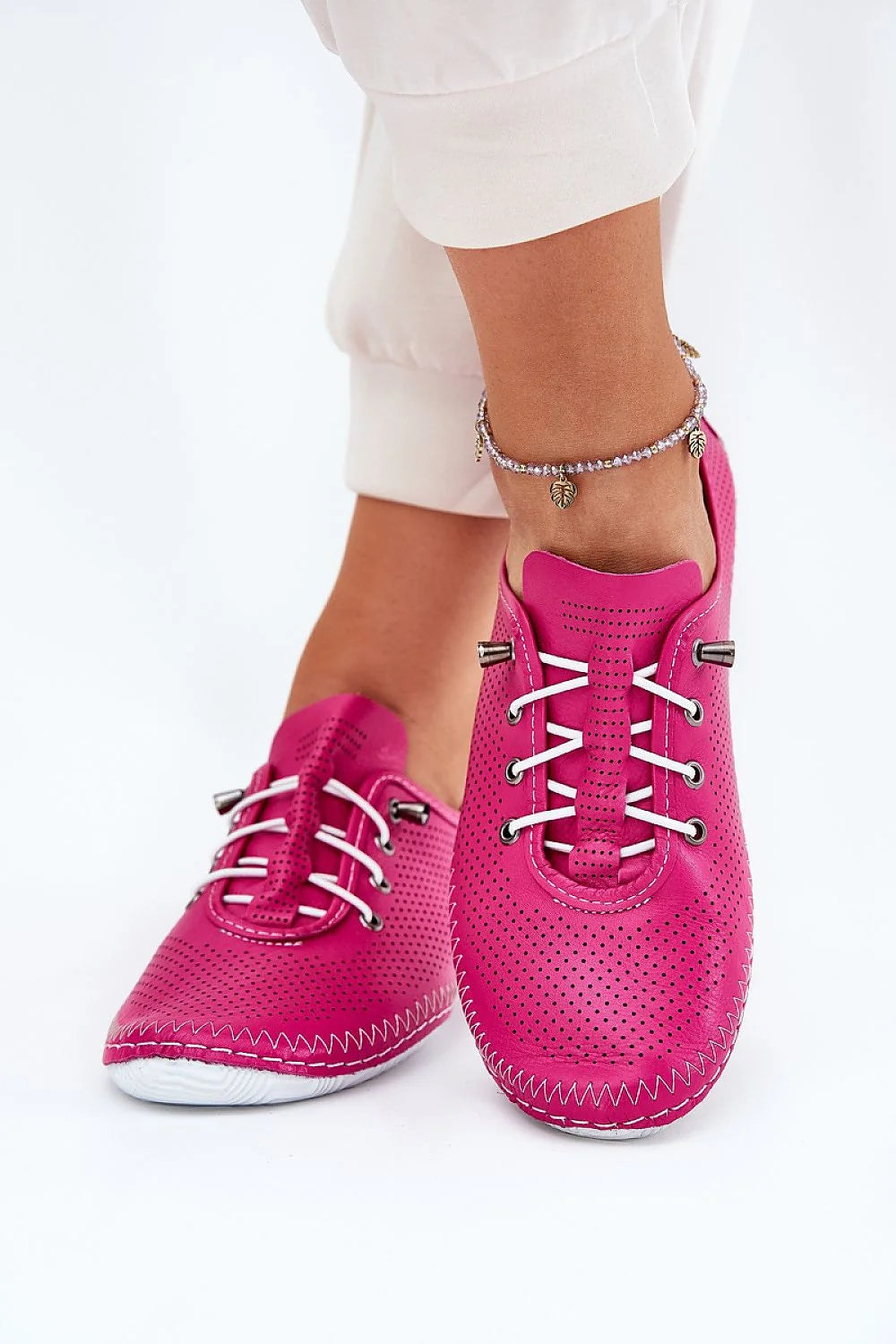 Chaussures basses pour femmes style casual fuchsia perforées tige basse col rembourré semelle caoutchouc laces blanches