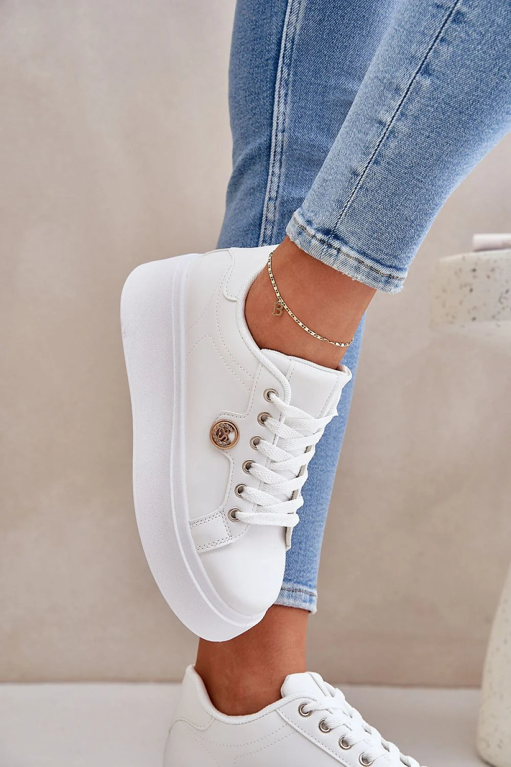 Chaussures de sport Step in style baskets femmes design moderne épuré couleur blanche doré logo métallique tige basse semelle plateforme mousse confortable