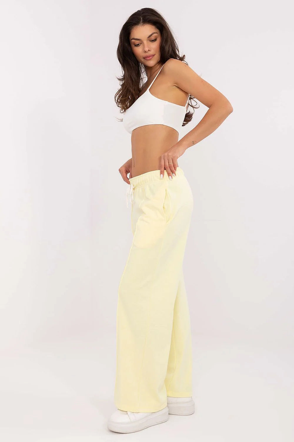 Ensemble pyjama femme court bretelles fines pantalon large taille haute coton mélange jaune pâle blanc style décontracté