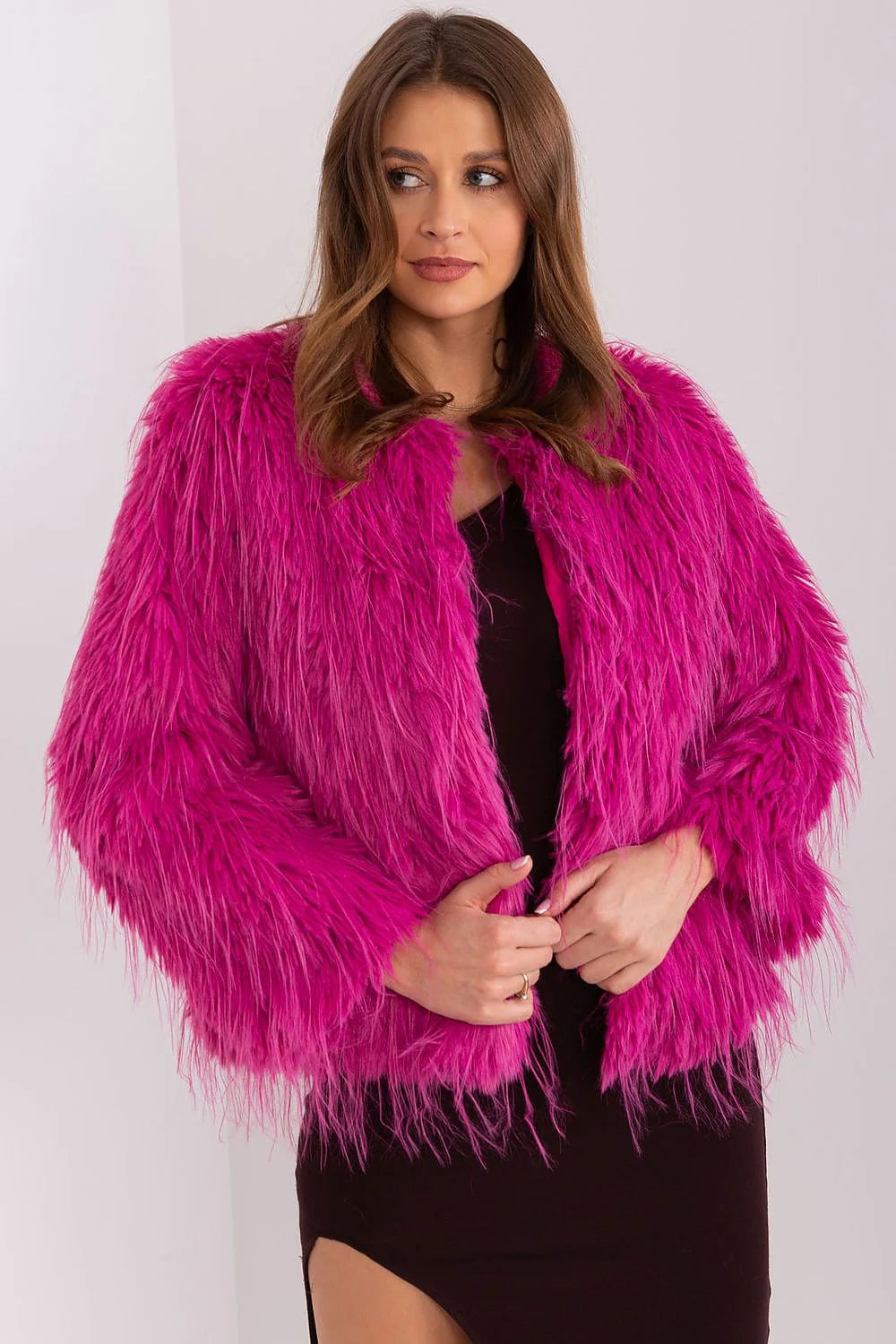 Veste audacieuse femme fourrure imitation courte manches longues couleur fuchsia style moderne occasion spéciale