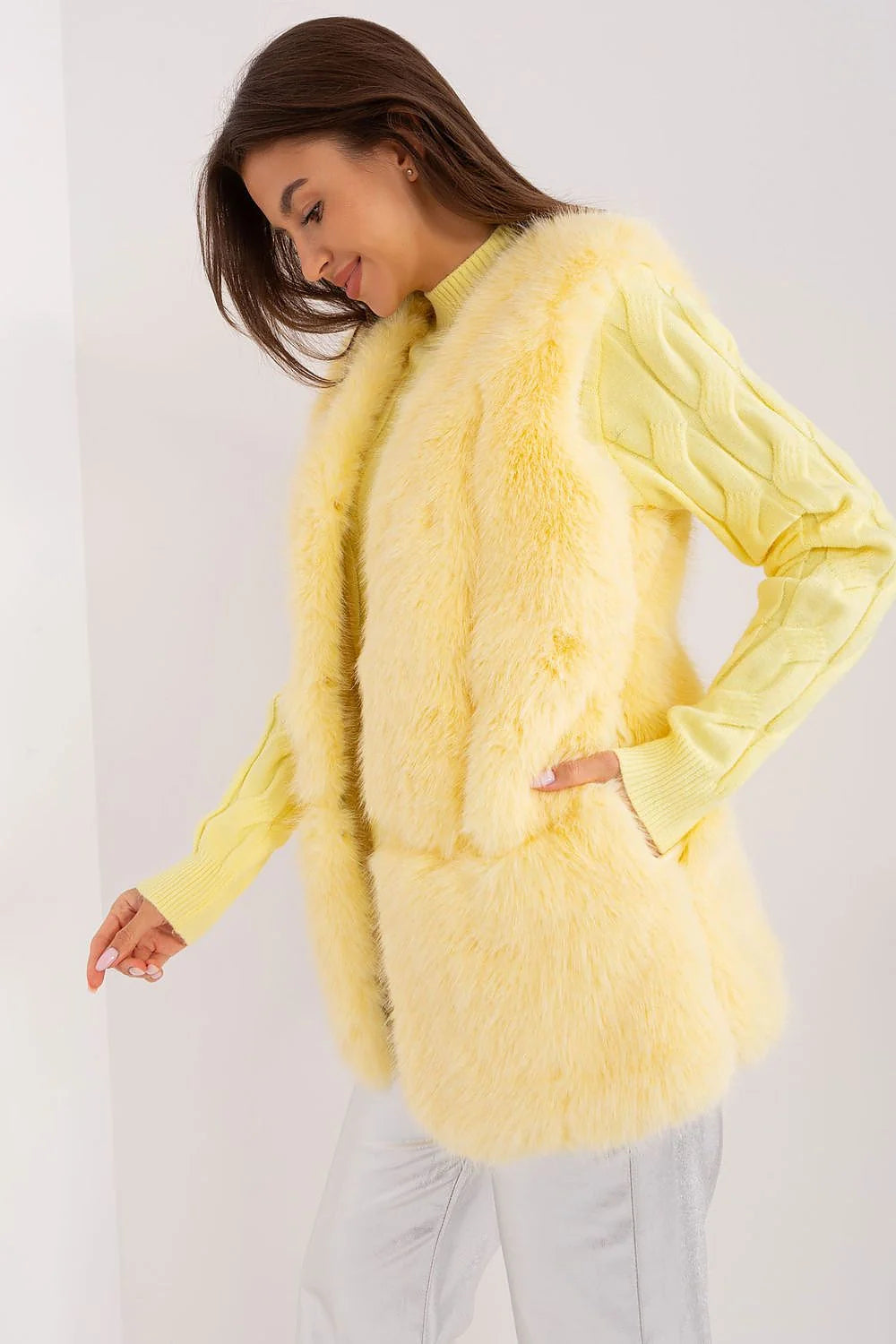 gilet fausse fourrure pull torsadé maille jaune pastel femme long sans manches coupe droite pelucheuse douce