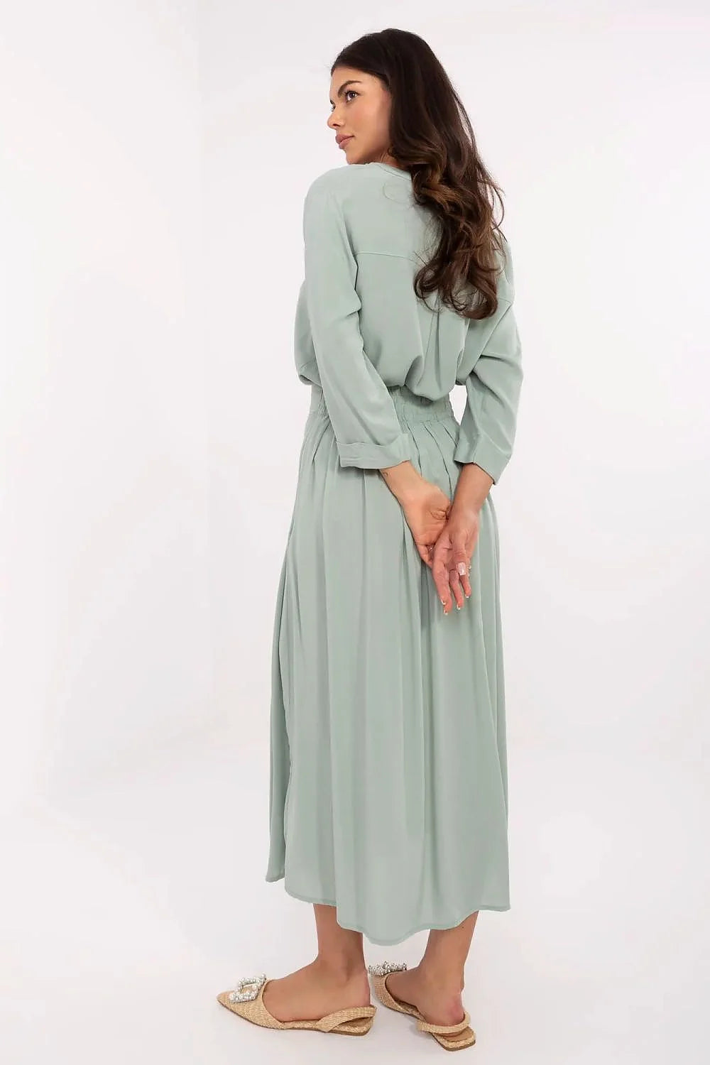 Jupe Sublevel en viscose écologique, couleur vert pastel, longueur midi, coupe fluide, boutons décoratifs, taille haute, élastique cousu, fermeture éclair latérale, mode féminine élégante