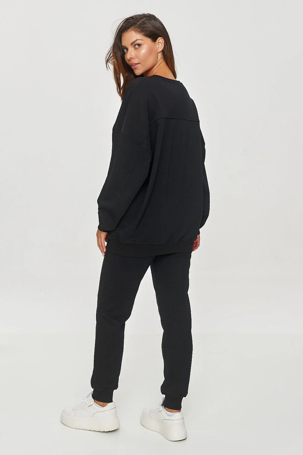 Sweatshirt femme ample style décontracté moderne couleur noire doux coton polyester coupe oversize confortable manches longues poignets serrés col rond ourlet large occasion relaxe tendance