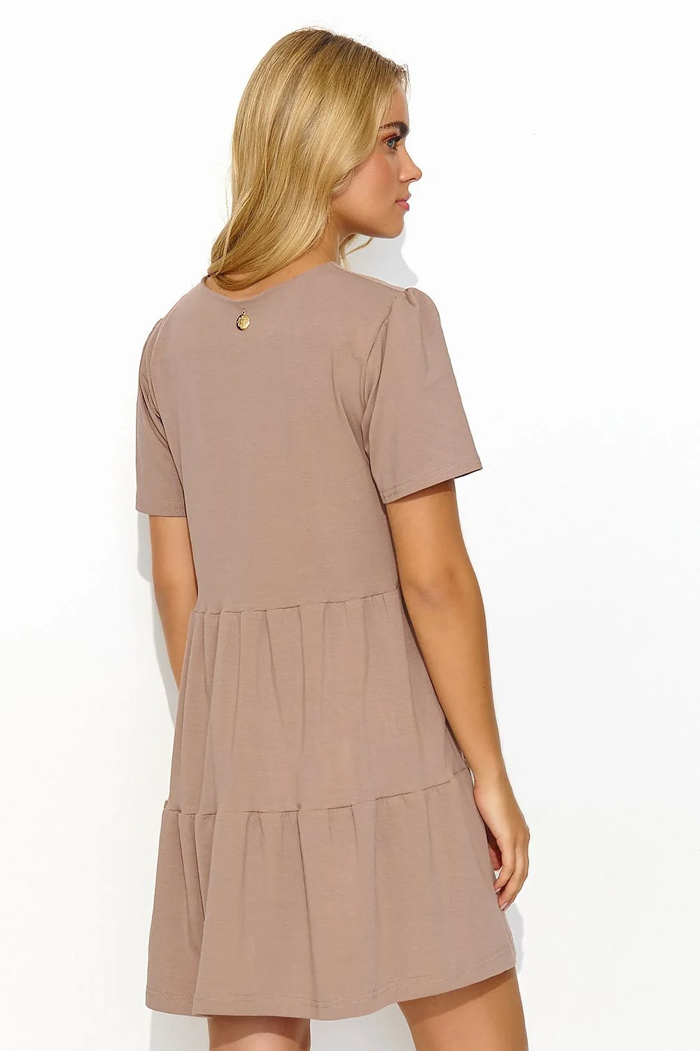 Robe de jour Makadamia courte maille légère manches courtes encolure en V plaque dorée taupe femmes
